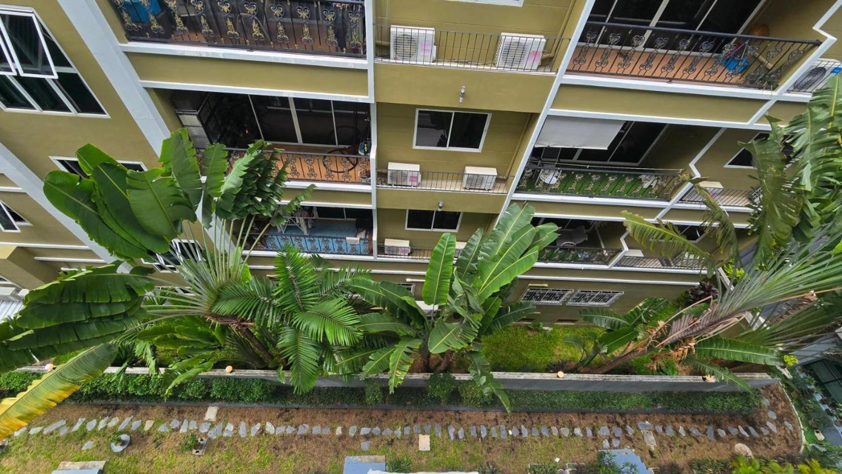 5 Min Walk To Tropical Garden *